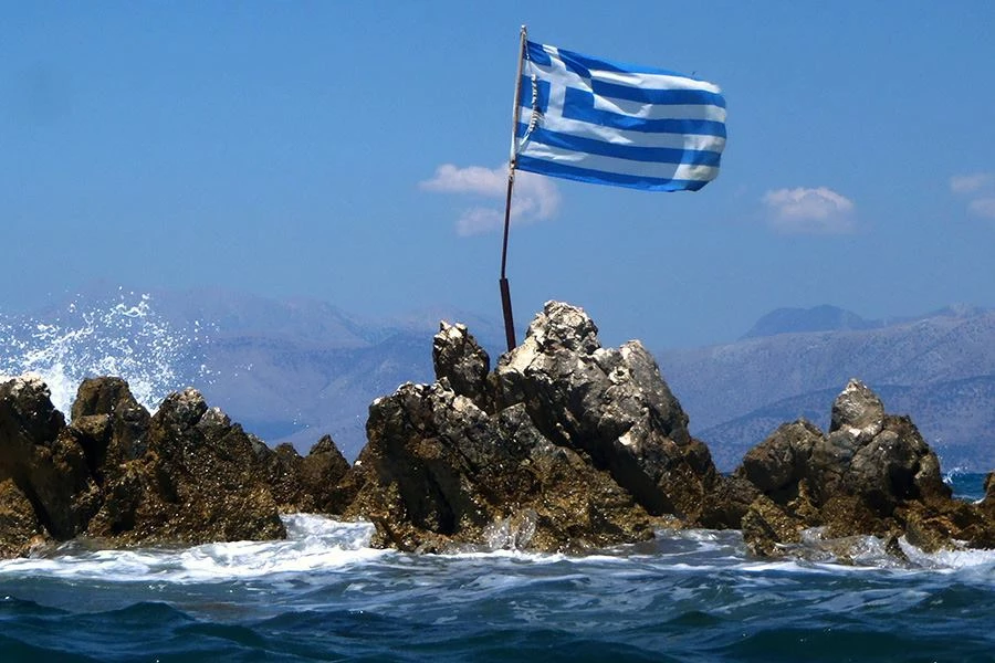 Καταστρέφει τις εθνικές μας αξίες ο ΣΥΡΙΖΑ: Αφαιρούν τον σταυρό από την ελληνική σημαία; – Θρησκευτικός πόλεμος με «βιτρίνα» την «ουδετερότητα»